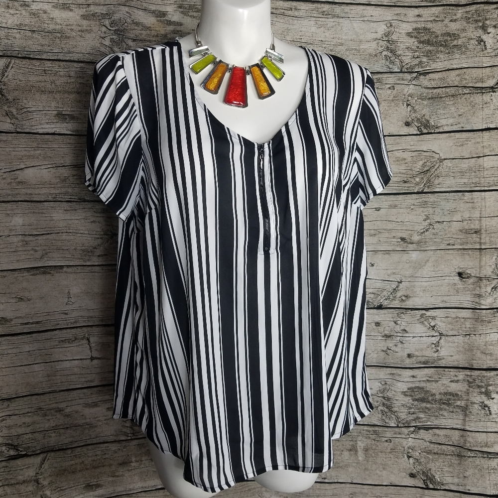 Torrid Womens Size 1 Black / White Striped Top Adjustable Sleeves.Pit to pit a